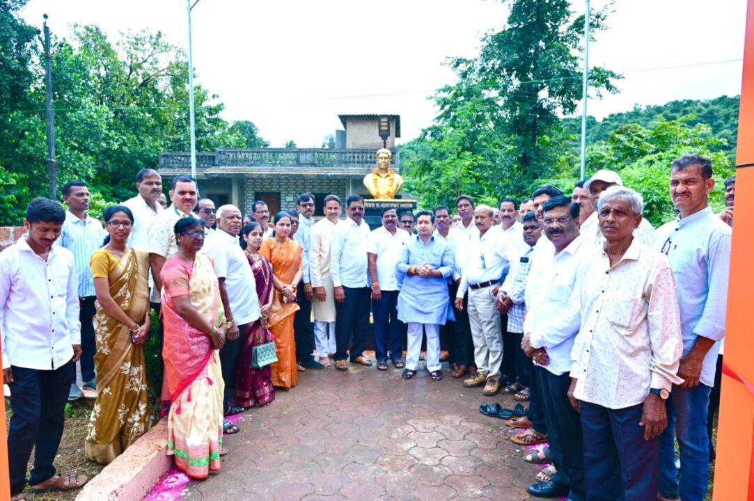 एडगांव येथील शहीद विजय साळसकर स्मारक उजळले