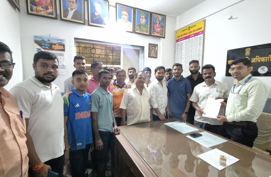 उ.बा.ठा शिवसेना युवासेने चा वतीनी कृषी कार्यालयावर धडक.