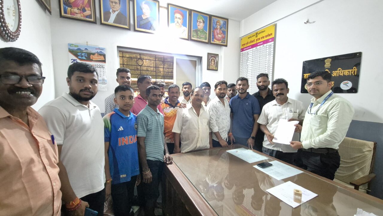 उ.बा.ठा शिवसेना युवासेने चा वतीनी कृषी कार्यालयावर धडक.