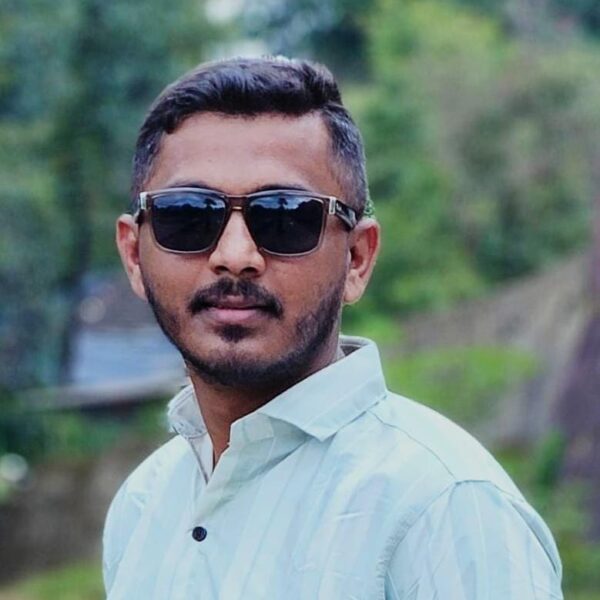 शेतकऱ्यांना कशाला त्रास देता ? ७/१२, ८-अ जोडण्यापेक्षा फार्मर आयडी वर नुकसान भरपाई द्या