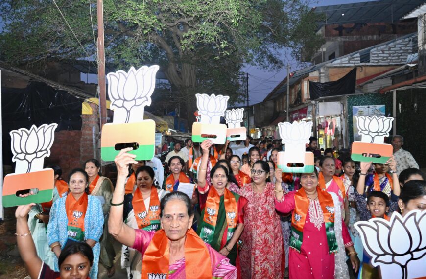 कणकवली बाजारपेठेत भाजपाची भव्य प्रचार रॅली, जनतेचा उत्स्फूर्त प्रतिसाद