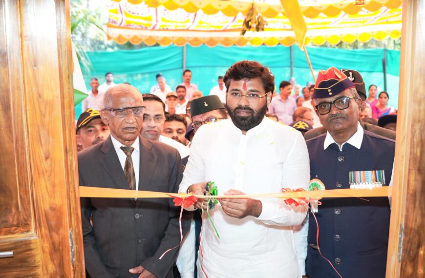 माडखोल येथे भाजप युवा नेते विशालजी परब यांच्या हस्ते सैनिकांच्या सन्मानार्थ भव्य वास्तूचे उद्घाटन!