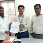 सौंदळ रेल्वे स्टेशन कडे जाणाऱ्या रस्त्याचे उंचीकरण रुंदीकरण आणि मजबुद्धीकरण करावे