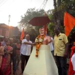 कवठी येथे शिवरायांच्या पुतळ्याला पुष्पहार अर्पण करून तमाम शिवप्रेमींकडून शिवजयंती साजरी