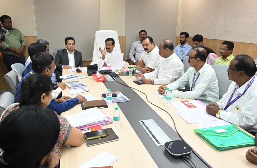 वन विभागाच्या अखत्यारीतील मत्स्य तलाव हे मत्स्यव्यवसाय विभागाकडे वर्ग करण्याची मंत्री नितेश राणे यांची वनमंत्र्यांकडे मागणी