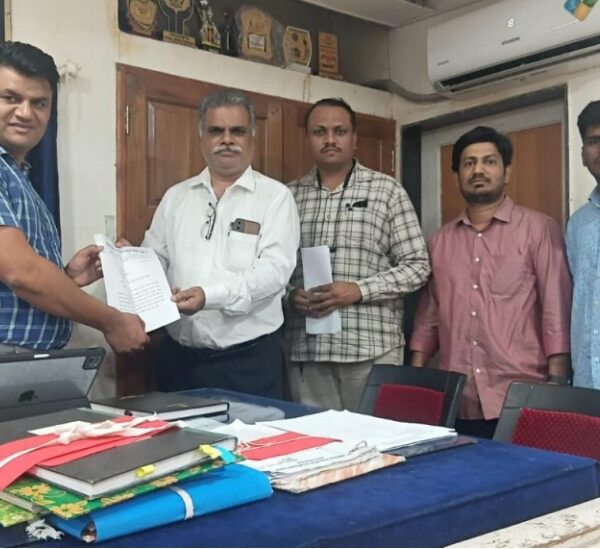 झाराप येथे सुरू असलेल्या राष्ट्रीय महामार्गाच्या उड्डाणपुलाच्या कामासाठी बेकायदेशीरपणे मातीचे उत्खनन