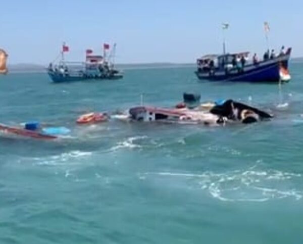 पोलिसांच्या नेपोलियन गस्तीनौकेला जलसमाधी