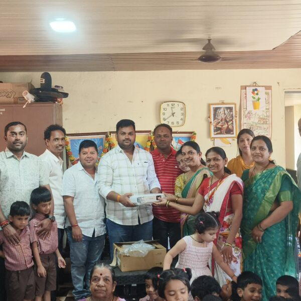 कुडाळ शहर शिवसेनेच्या वतीने हिंदू कॉलनी येथील शिशु वाटिकेला प्रोजेक्टर भेट