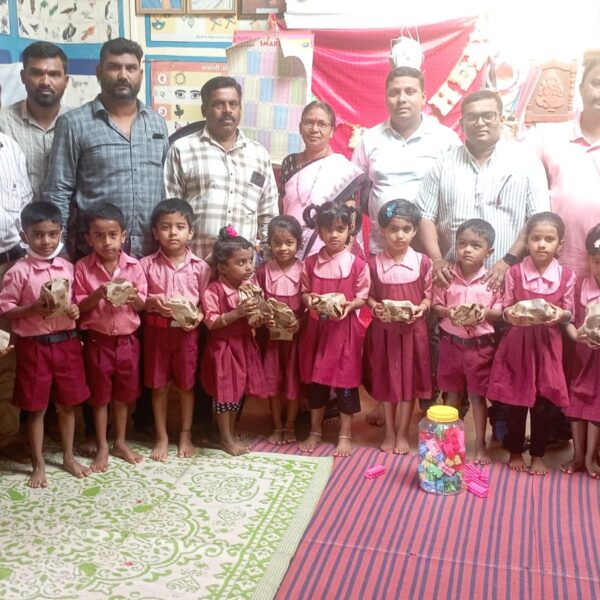 वेताळ बांबर्डेमध्ये शिवसैनिकांकडून शालेय विद्यार्थ्यांसोबत आमदार निलेश राणेंचा वाढदिवस साजरा