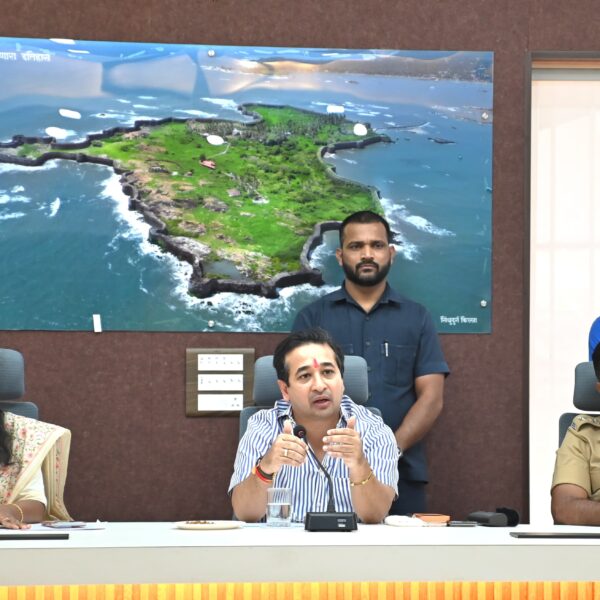 पालकमंत्री नितेश राणे घेतला व्यावसायिक गॅस पुरवठ्याचा आढावा