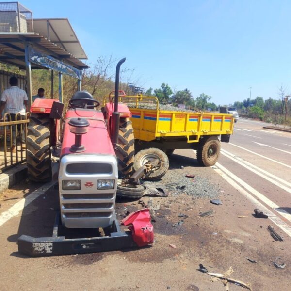 टायर पंचर झाल्याने थांबलेल्या ट्रॅक्टरला कारची धडक