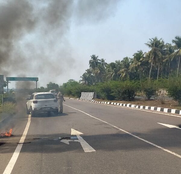 मुंबई गोवा महामार्गावर पावशी येथे अज्ञाताने टायर जाळले