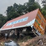 मुंबई – गोवा महामार्गावर तेर्सेबांबर्डे येथे कंटेनर पलटी