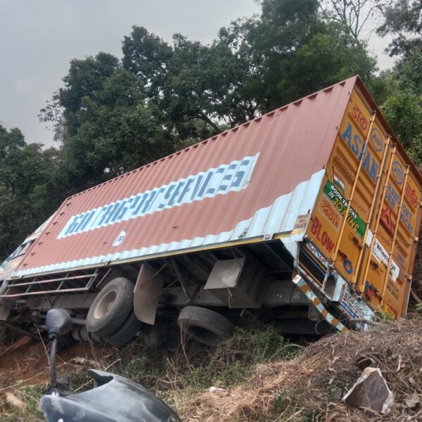 मुंबई – गोवा महामार्गावर तेर्सेबांबर्डे येथे कंटेनर पलटी