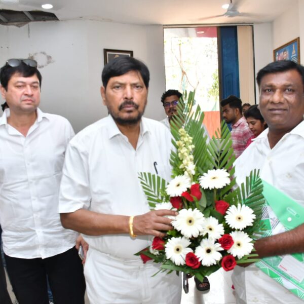 आर.पी.आय.चे जिल्हाध्यक्ष रतनभाऊ कदम यांनी घेतली केंद्रीय मंत्री रामदास आठवले यांची भेट