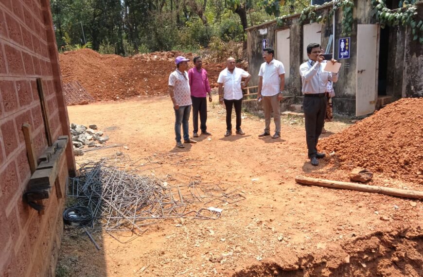 चेंदवण ग्रामपंचायत येथील बहुउद्देशीय हॉल कामासंदर्भात जिल्हा परिषद सदस्य रुपेश पावसकर यांच्या ठेकेदार व अभियंता यांना आवश्यक सूचना