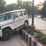 कुडाळ काॅलेज चौक ते अभिमन्यू हाॅटेल दरम्यान तहसीलदार कार्यालया नजिकच्या रस्त्यावर जीपला अपघात