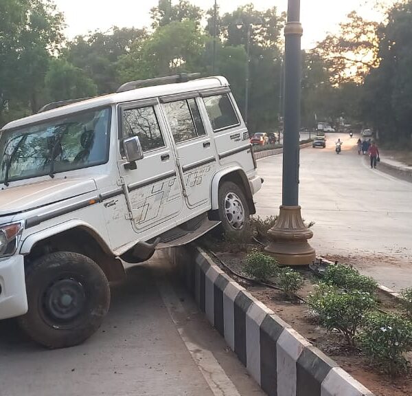 कुडाळ काॅलेज चौक ते अभिमन्यू हाॅटेल दरम्यान तहसीलदार कार्यालया नजिकच्या रस्त्यावर जीपला अपघात
