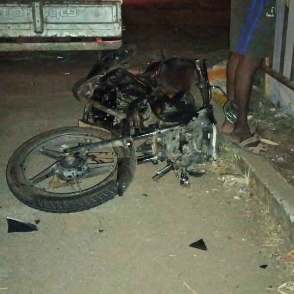 मुंबई – गोवा महामार्गावर दुचाकी व डंपर यांच्यात अपघात