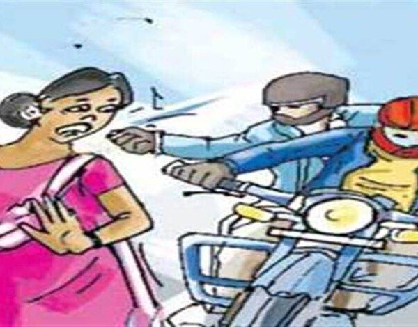 भररस्त्यात महिलेचे मंगळसूत्र हिसकावले