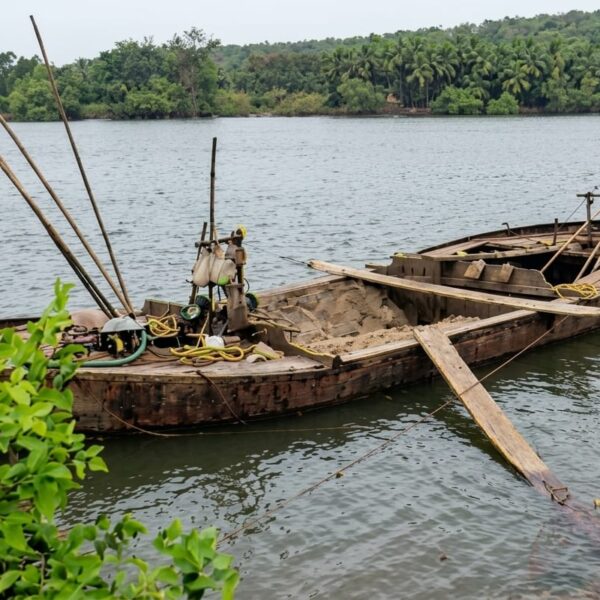 कालावल खाडीत महसूल विभागाची धडक कारवाई