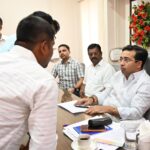 पालकमंत्री संपर्क कार्यालयात नागरिकांशी थेट संवाद