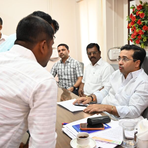 पालकमंत्री संपर्क कार्यालयात नागरिकांशी थेट संवाद