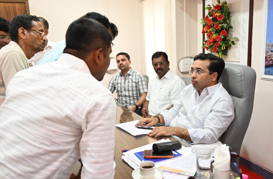 पालकमंत्री संपर्क कार्यालयात नागरिकांशी थेट…