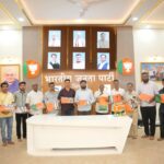 सावंतवाडी भाजपा संपर्क कार्यालयात “भाजपा ध्वज वाटप अभियाना”चा जल्लोषी शुभारंभ