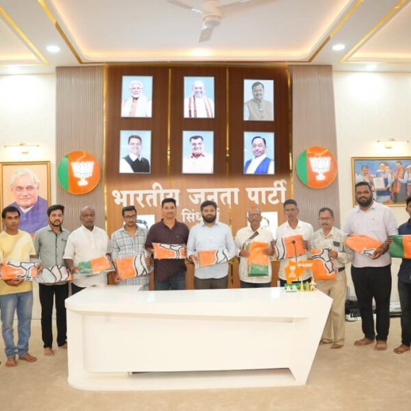 सावंतवाडी भाजपा संपर्क कार्यालयात “भाजपा ध्वज वाटप अभियाना”चा जल्लोषी शुभारंभ