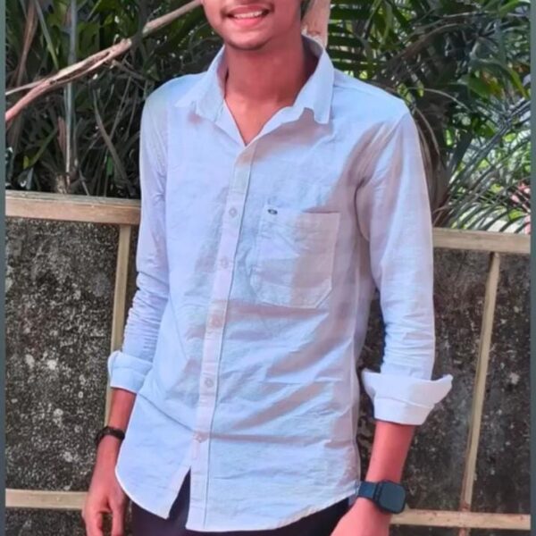 पाण्यात पडलेली चप्पल काढण्यासाठी पाण्यात…