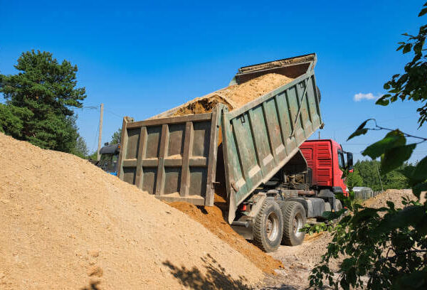कुडाळात अवैध चिरे व वाळू वाहतूक करणारे ३ डंपर जप्त