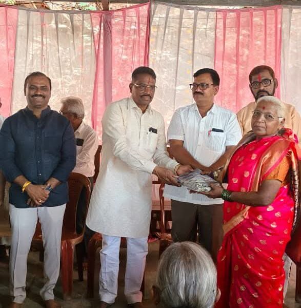 हरकुळ बुद्रुक मतदार संघात ज्येष्ठ नागरिकांसाठी भेटवस्तू वाटप