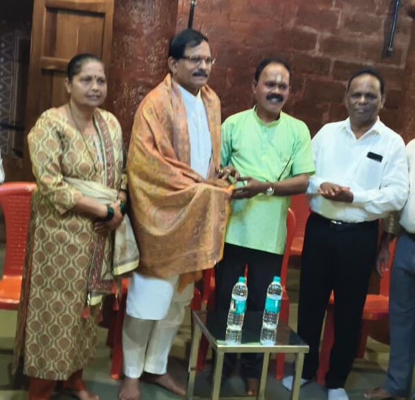 मंत्री ना श्रीपाद नाईक यांची माड्याची वाडी श्री स्वामिं समर्थांच्या मठात भेट घेऊन दर्शन!