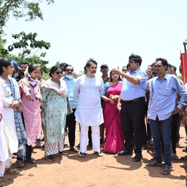 कुडाळ सांगिर्डेवाडी येथील नगरपंचायतीच्या कचरा डेपोला लागलेल्या आगीची आमदार निलेश राणे यांनी केली पाहणी