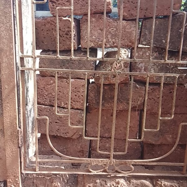 हिंदळे येथे सेवानिवृत्त वृद्ध शिक्षिकेच्या घराचा मार्ग रोखला; प्रशासनाने न्याय देण्याची मागणी