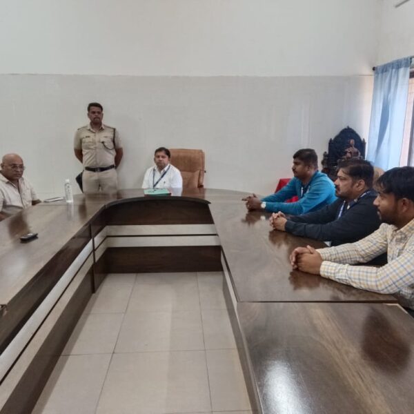 शासकीय वैद्यकीय महाविद्यालयाचे अधिष्ठाता डॉ.दवंगे यांची जि. प. सदस्य रुपेश पावसकर यांनी घेतली भेट