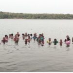 तळाशील मधील महिलांची खाडीपात्रात उडी