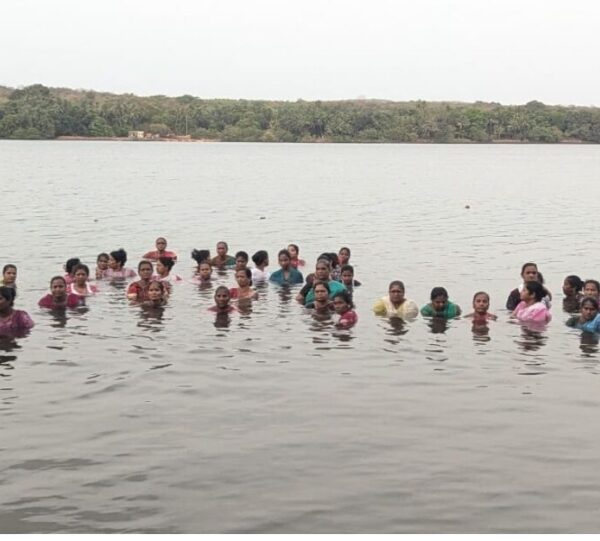 तळाशील मधील महिलांची खाडीपात्रात उडी