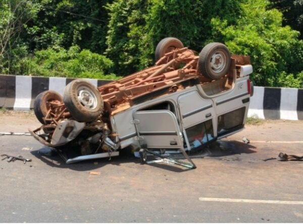 मुंबई-गोवा महामार्गावर पणदूर येथे अपघात