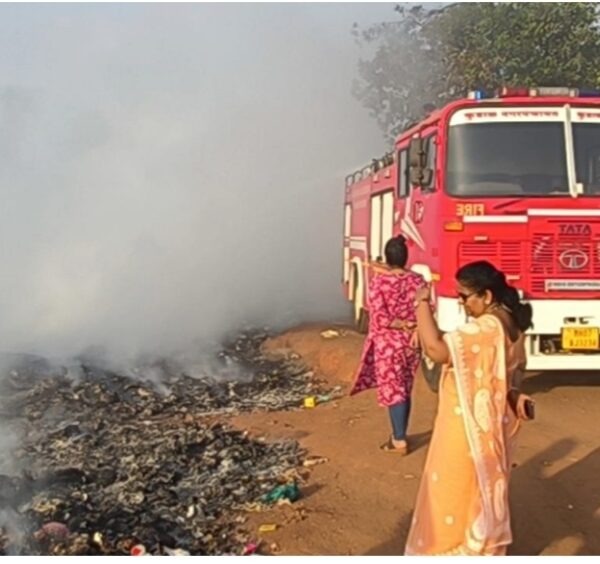 कुडाळ येथे कचरा डेपोला आग