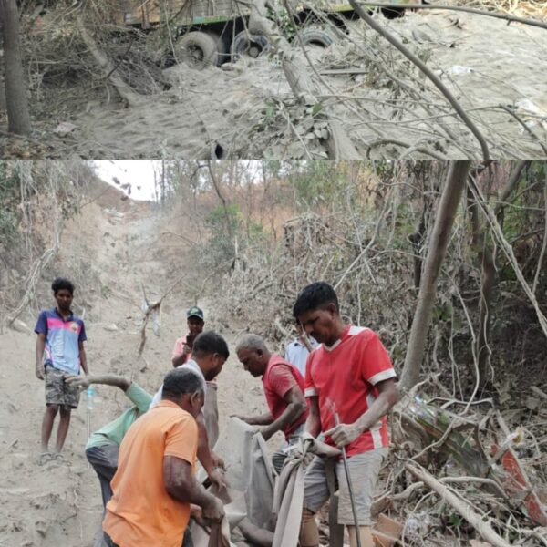 करूळ घाटात ट्रक कोसळला