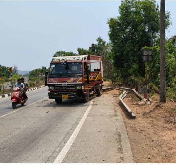 मुंबई-गोवा महामार्गावर ओरोस येथील पिटढवळ नदीजवळ अपघात