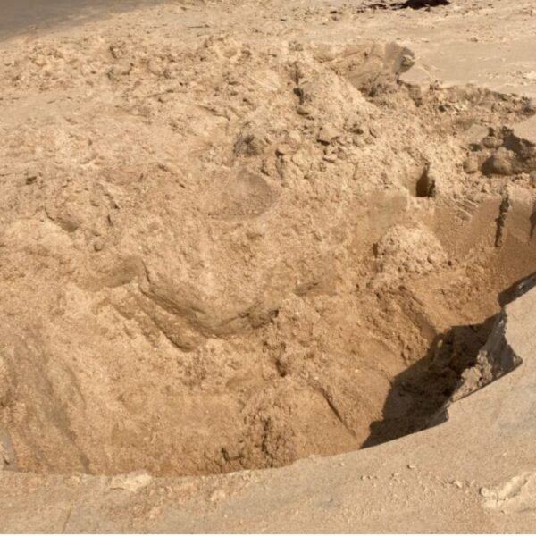 रात्रीच्या काळोखात सागरतीर्थ बिचवर वाळू उपसा