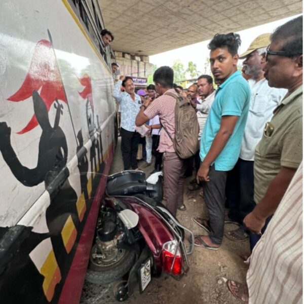 एसटीच्या चाकाखाली दुचाकी अडकली