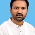 सत्ताधारी पक्षाचे आमदार पोलीस अधिकाऱ्यांवर कारवाईसाठी पत्रकार परिषद घेत असतील तर सामान्य नागरिकांनी कोणाकडे जावे.