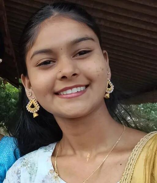 कुंभारमाठ गावची सुकन्या कु. दीप्ती शिंदे टोपीवाला हायस्कूल मालवण मधून प्रथम