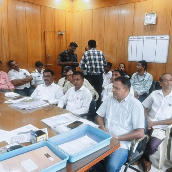वीज ग्राहक संघटनेची अधीक्षक अभियंता कार्यालयाला धडक