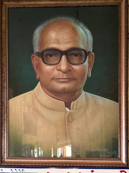 सावंतवाडी रेल्वे स्थानकाला कोकण रेल्वेचे शिल्पकार मधु दंडवते यांचे नाव