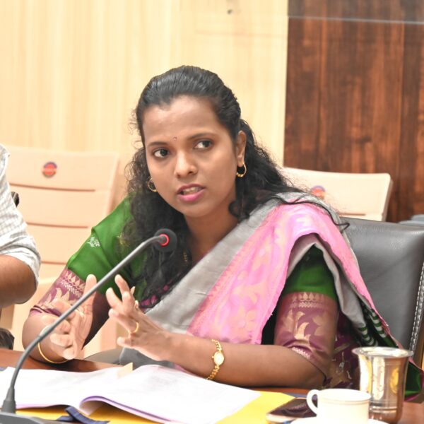 जिल्हाधिकारी तृप्ती धोडमिसे यांनी घेतला वृक्ष लागवड अभियानाचा आढावा